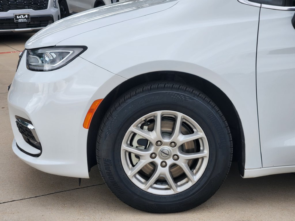 Used 2024 Chrysler Pacifica Touring-L FWD image 17