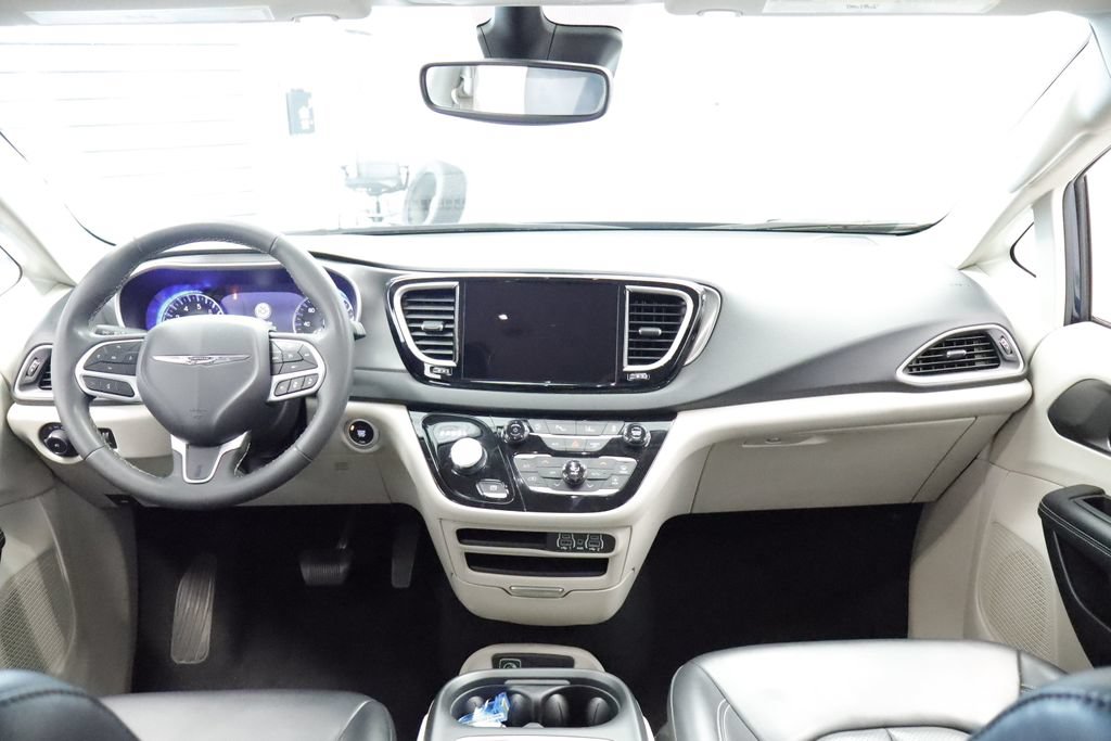 Certified 2023 Chrysler Pacifica Touring-L FWD image 21