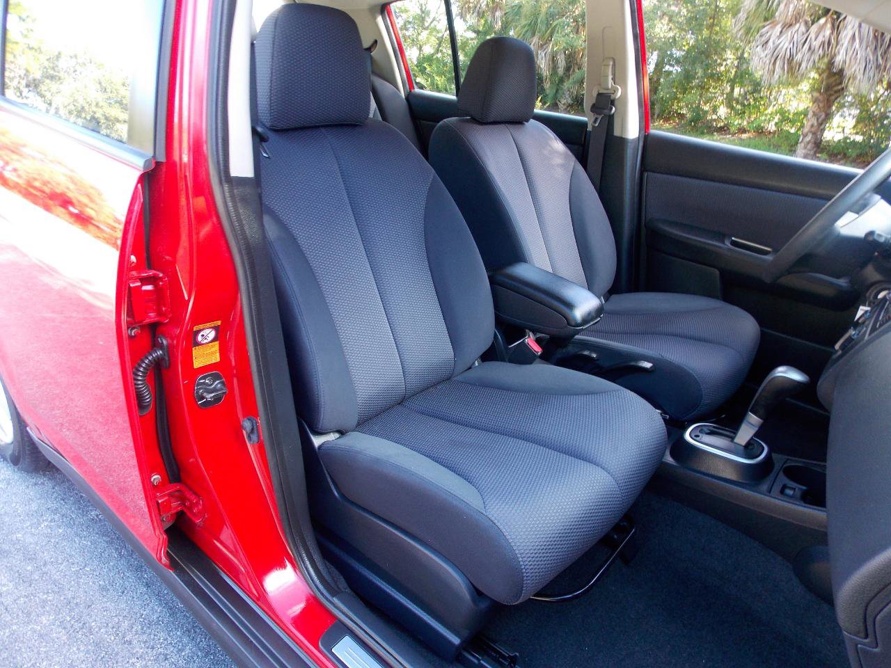 Used 2007 Nissan Versa Hatchback FWD image 2