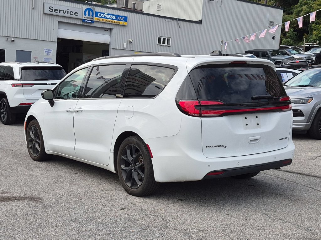 Used 2025 Chrysler Pacifica Limited FWD image 9