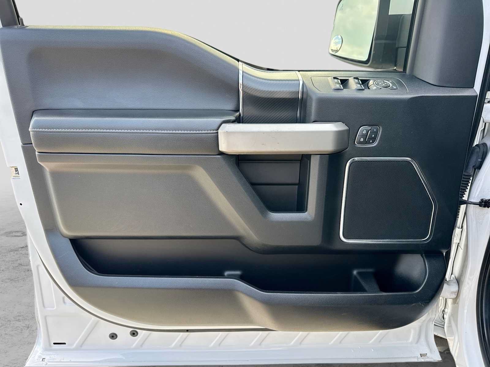 Used 2019 Ford F150 Lariat w/ Equipment Group 502A Luxury AWD/4WD image 30