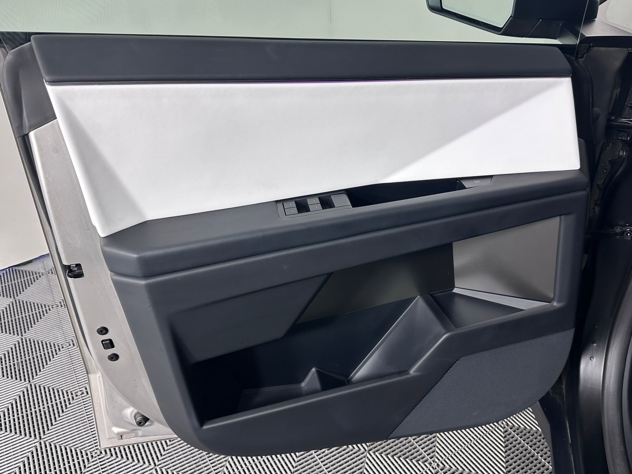 Used 2024 Tesla Cybertruck AWD Crew Cab image 19