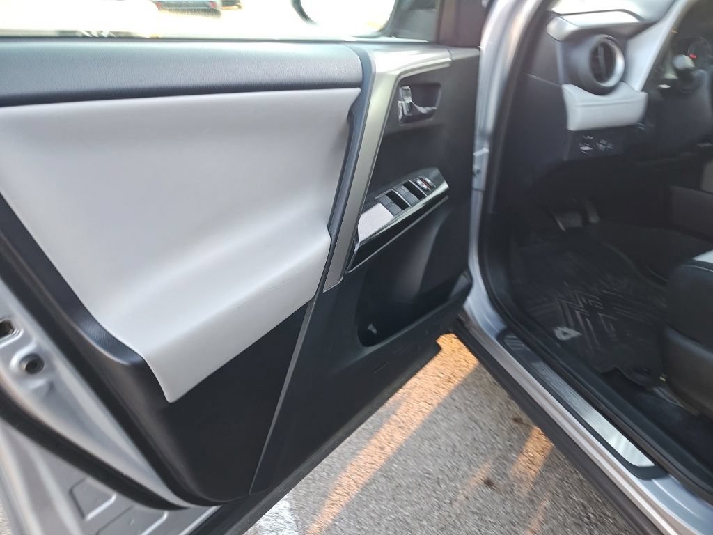 Used 2018 Toyota RAV4 Adventure AWD/4WD image 6