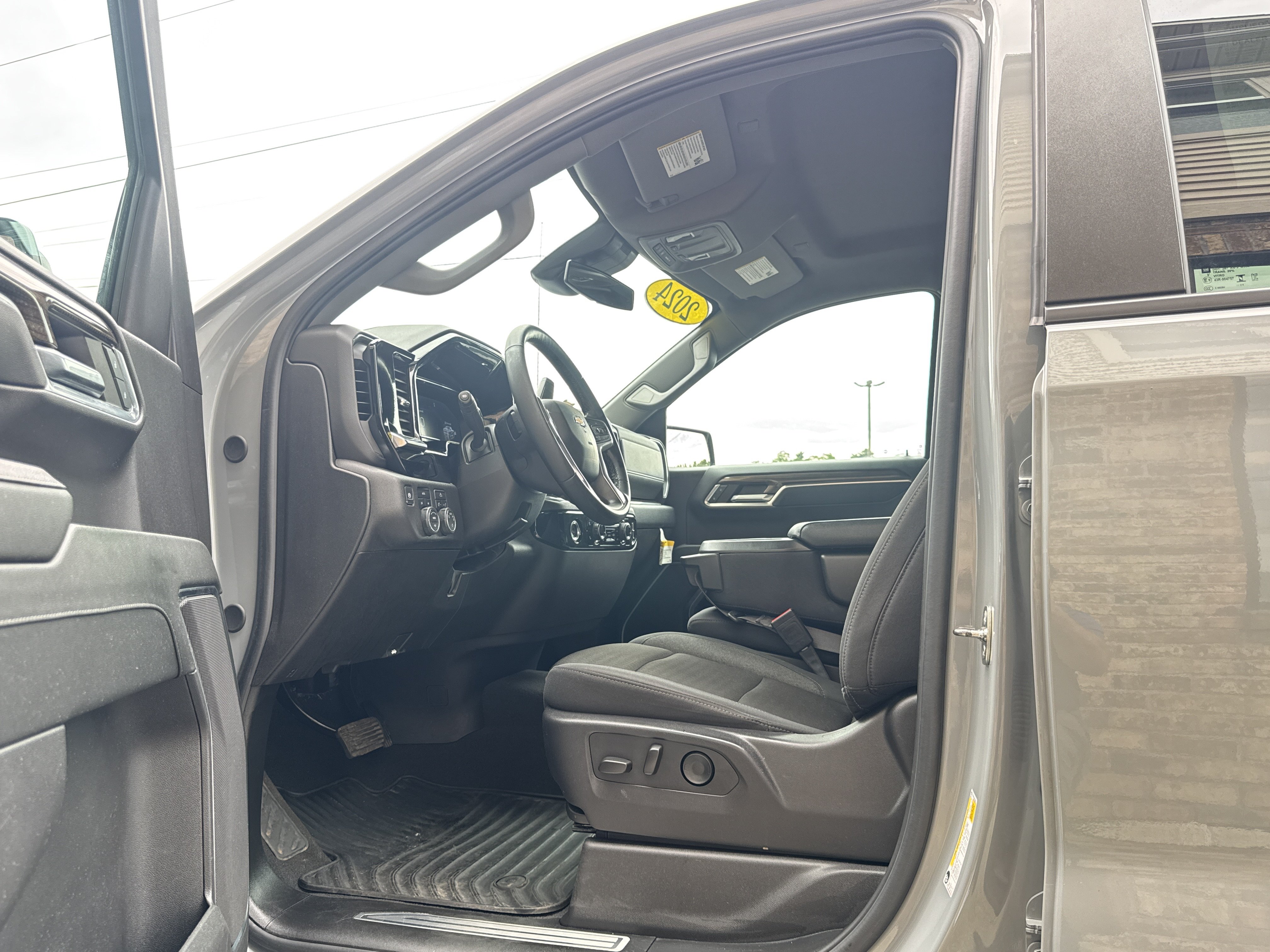 Used 2024 Chevrolet Silverado 1500 LT AWD/4WD image 9