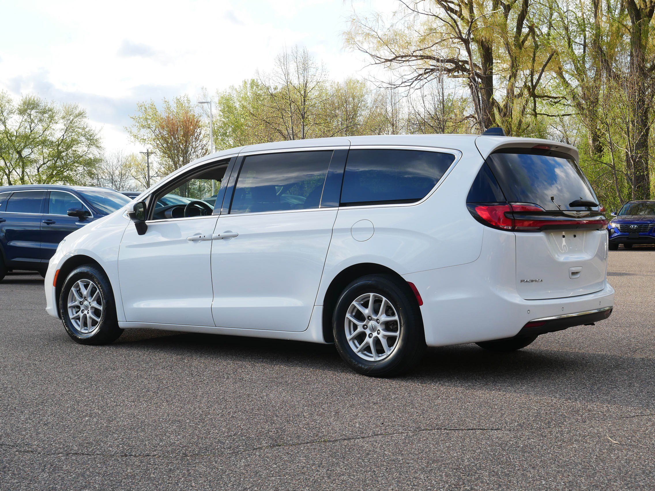 Used 2023 Chrysler Pacifica Touring-L FWD image 5