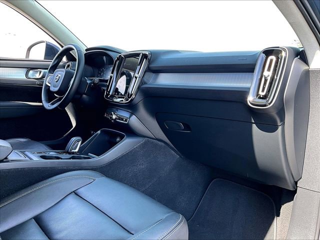 Used 2021 Volvo XC40 T5 Momentum w/ Premium Package image 14