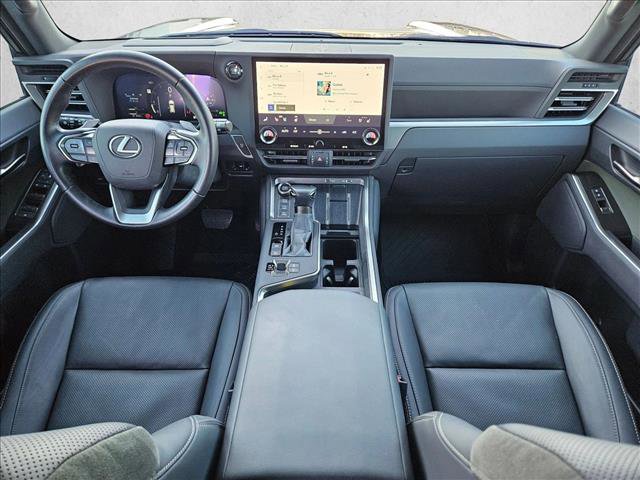 Used 2025 Lexus GX 550 w/ Accessory Package (CT) image 18