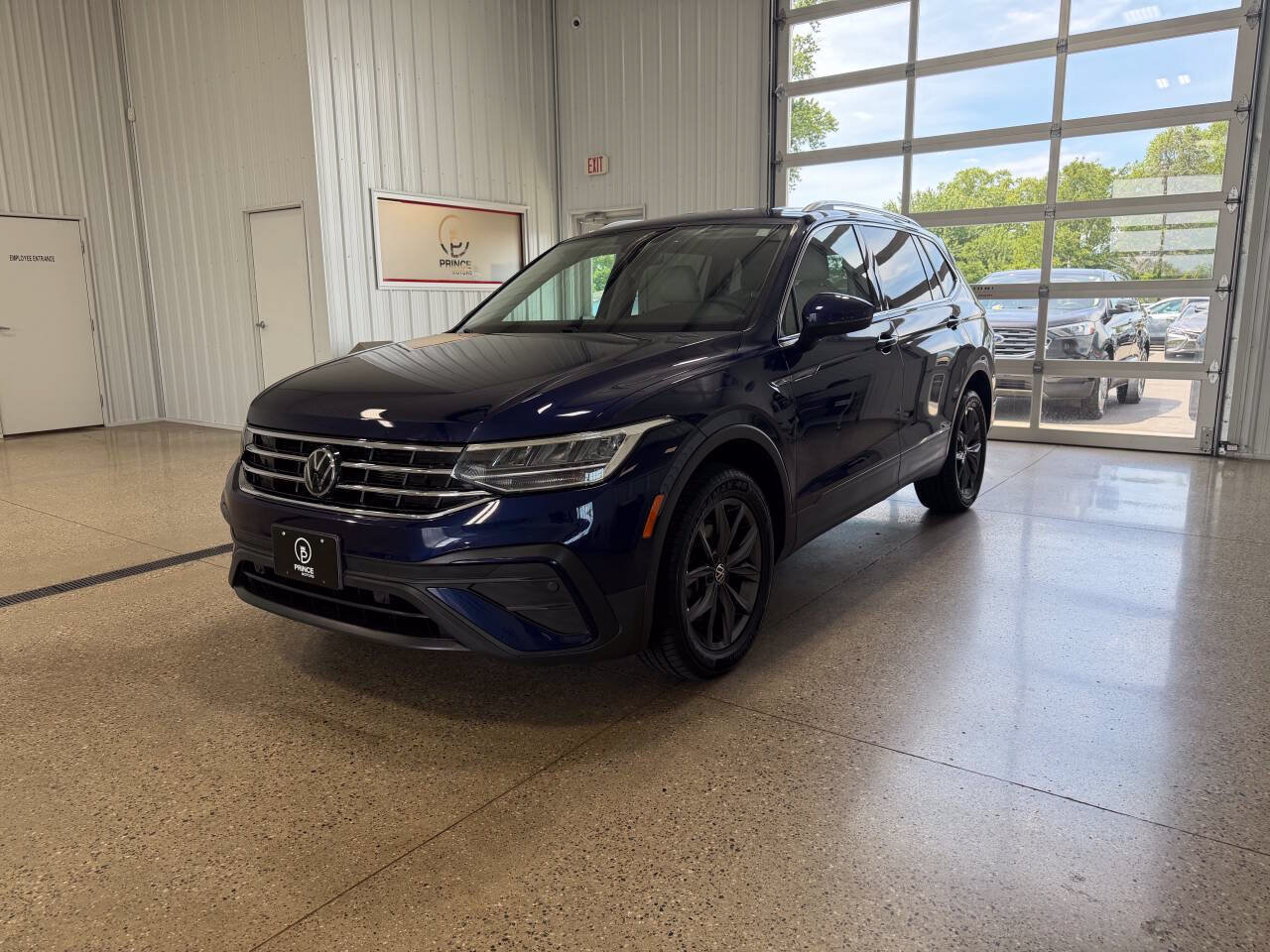 Used 2022 Volkswagen Tiguan SE AWD/4WD image 2