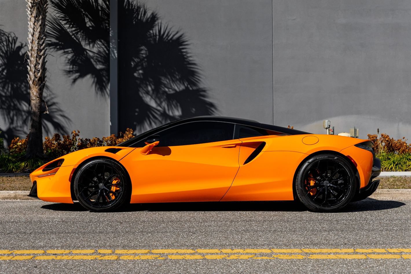 Used 2025 McLaren Artura RWD image 20