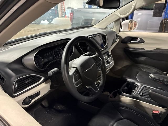Used 2022 Chrysler Pacifica Touring-L w/ Uconnect Theater Family Group FWD image 11
