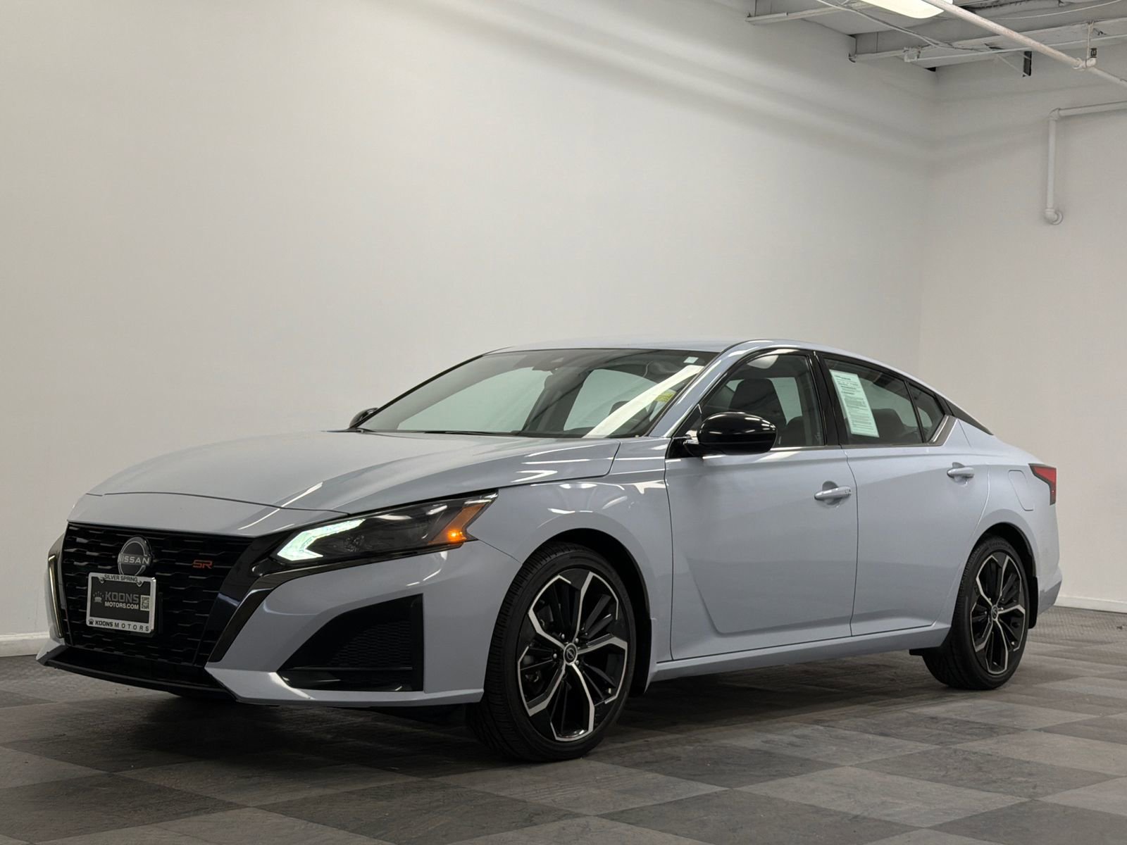 Used 2023 Nissan Altima 2.5 SR FWD image 1