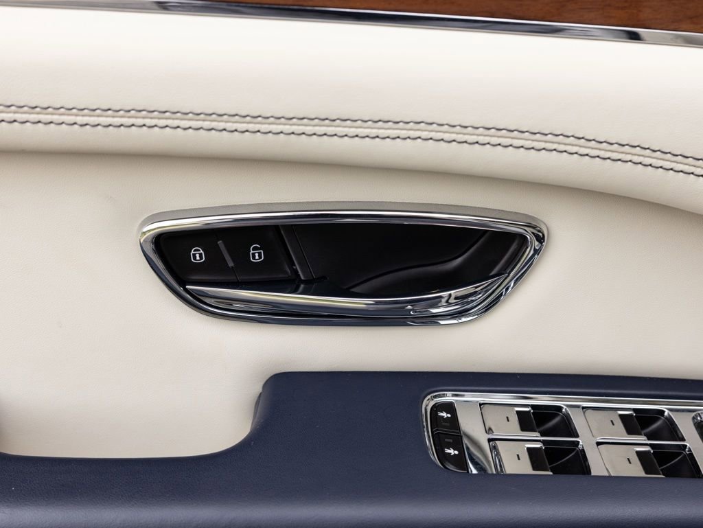 Used 2024 Bentley Bentayga image 25