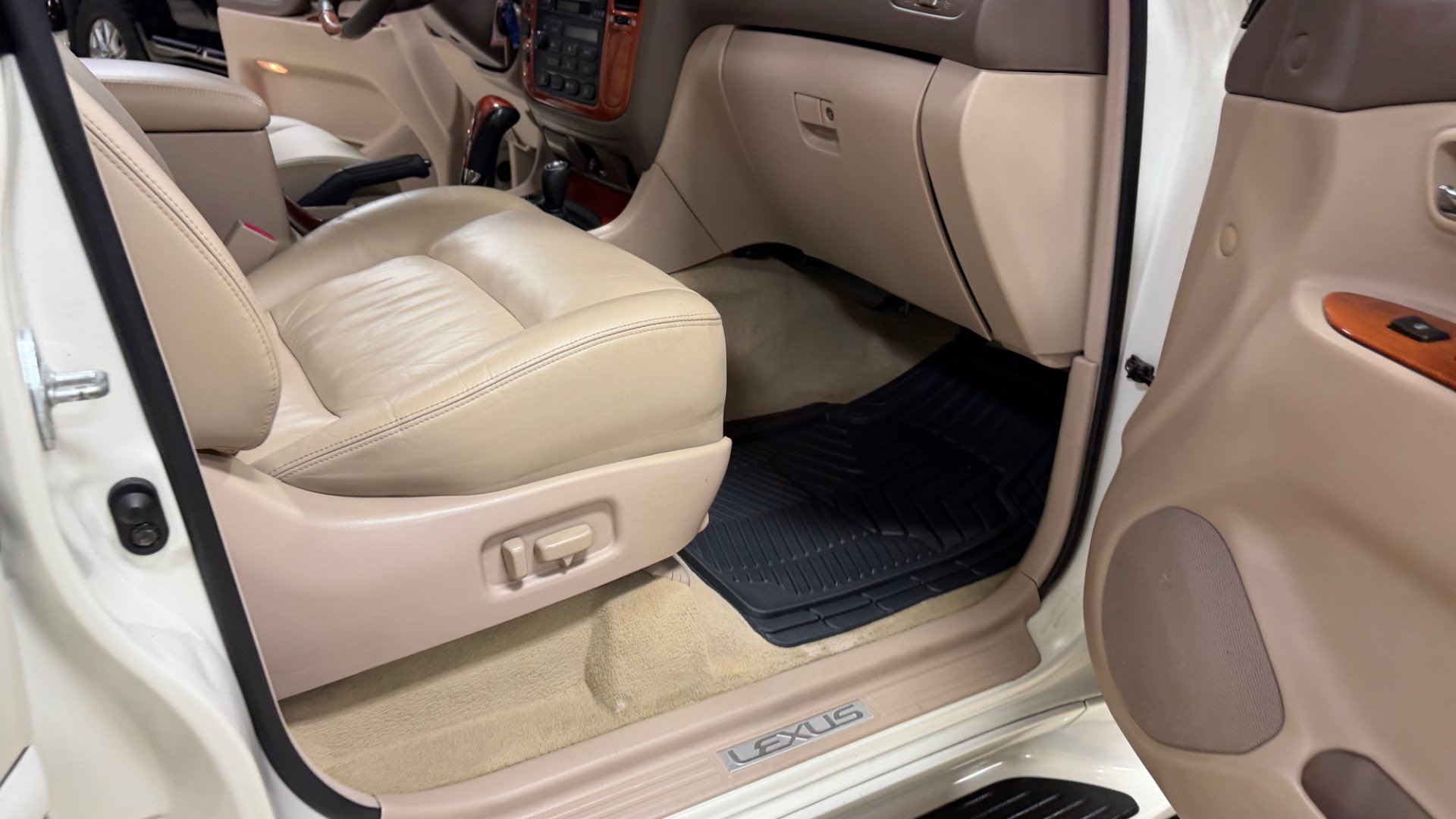 Used 2000 Lexus LX 470 4WD image 28