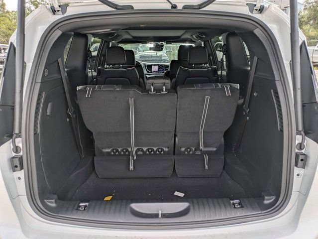 New 2027 Chrysler Pacifica Limited FWD image 12