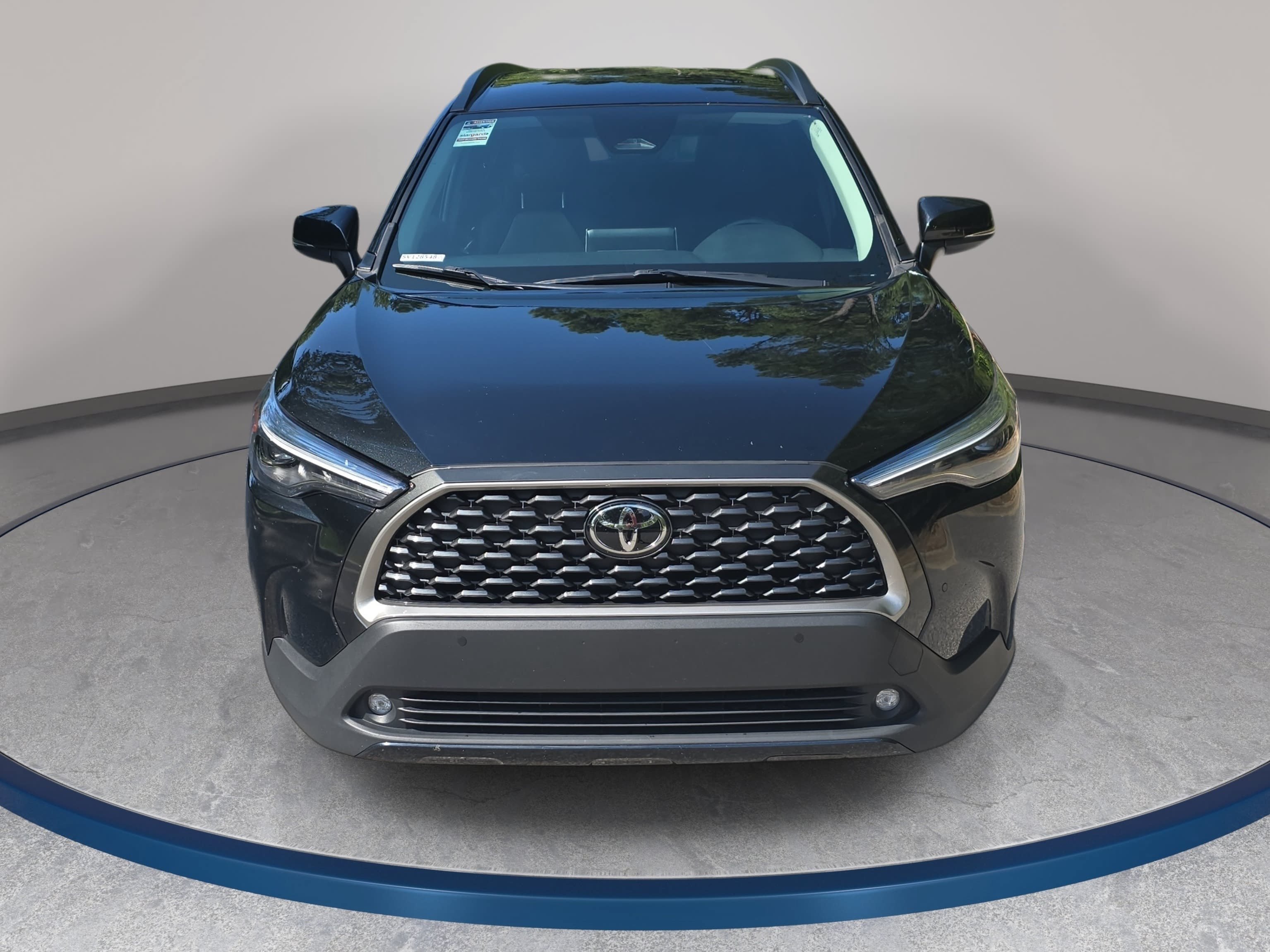 Used 2025 Toyota Corolla Cross XLE FWD image 2