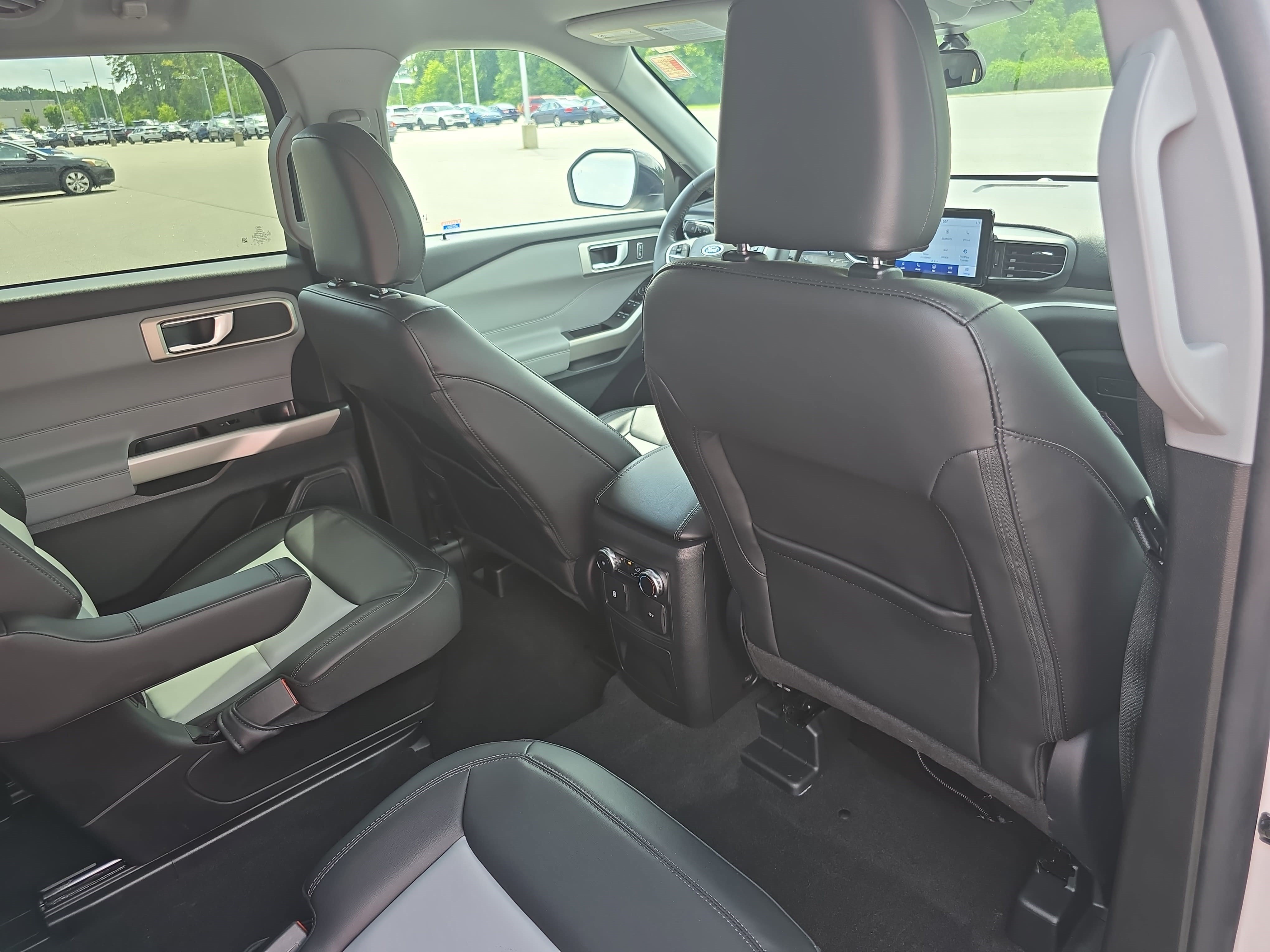 Used 2023 Ford Explorer XLT w/ Equipment Group 202A RWD image 11