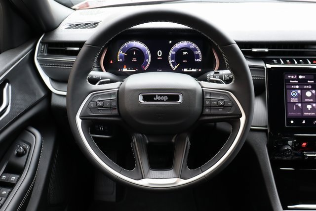 New 2025 Jeep Grand Cherokee Altitude image 15