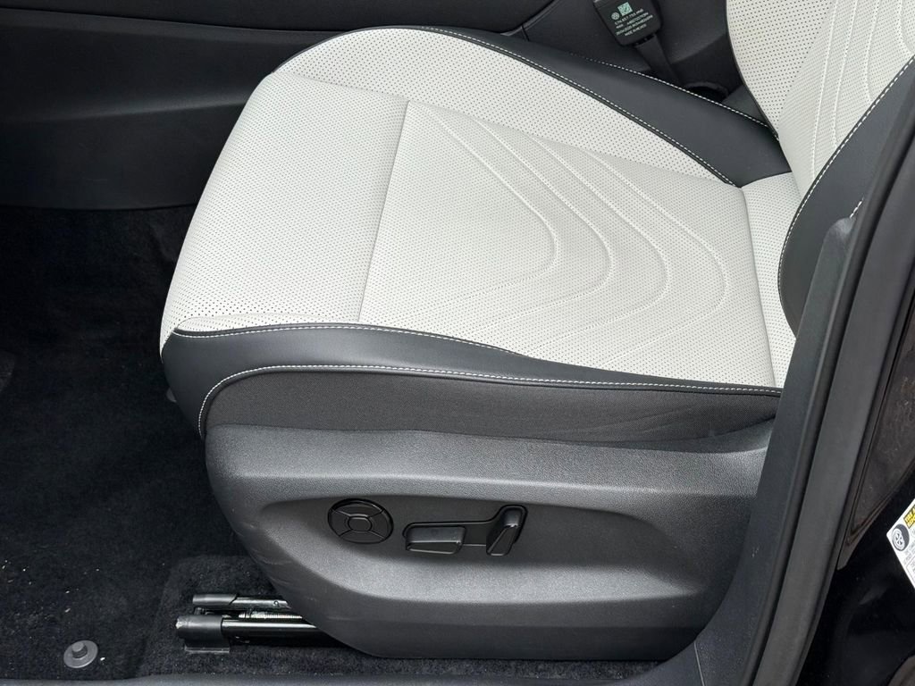 Certified 2025 Volkswagen Tiguan SE AWD/4WD image 21