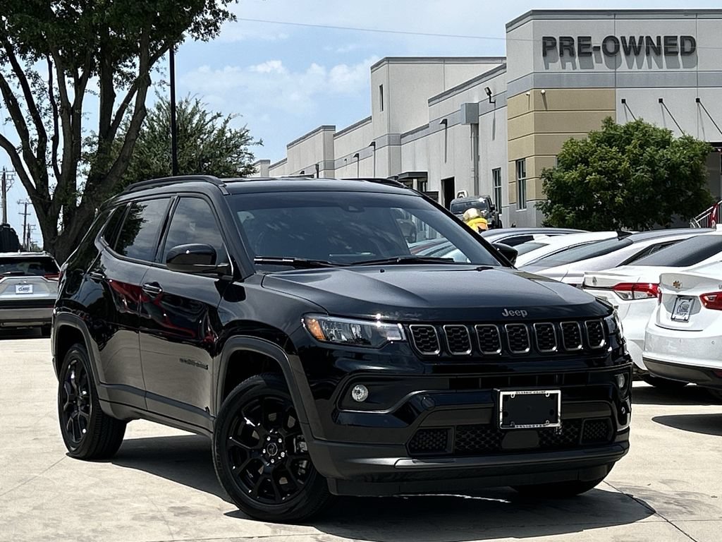 Used 2026 Jeep Compass Latitude AWD/4WD image 2
