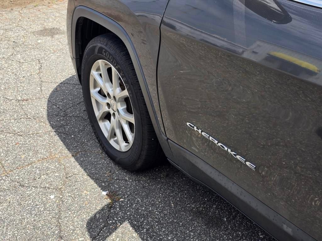 Used 2014 Jeep Cherokee Latitude w/ Cold Weather Group FWD image 20