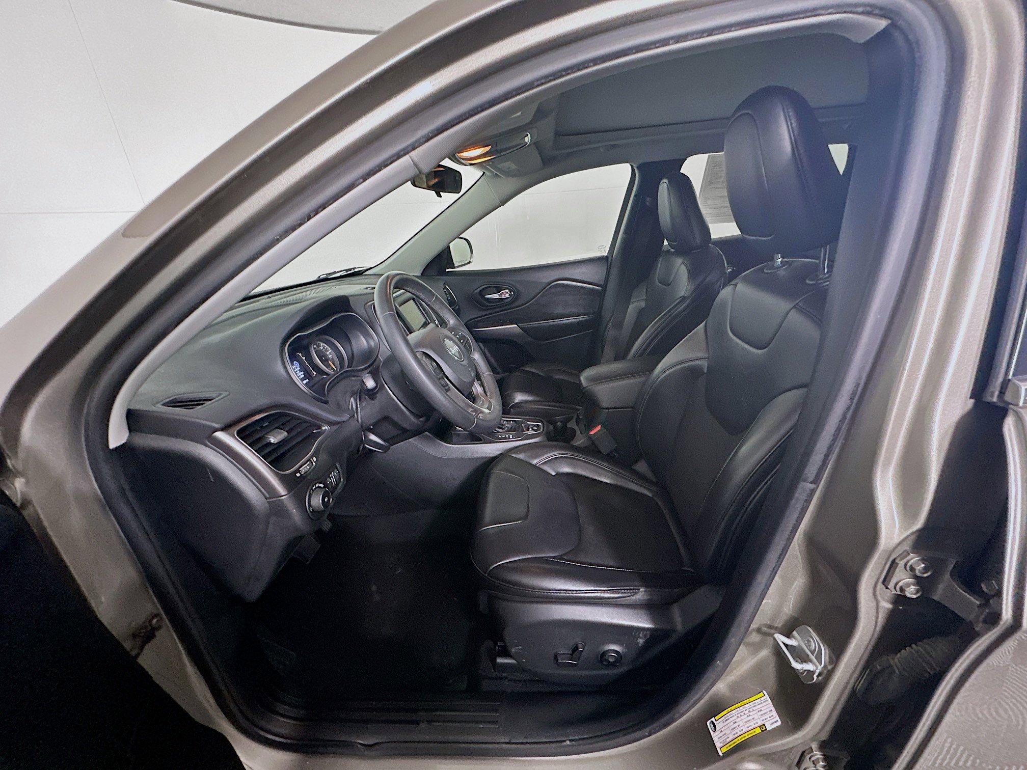 Used 2020 Jeep Cherokee Latitude Plus FWD image 13