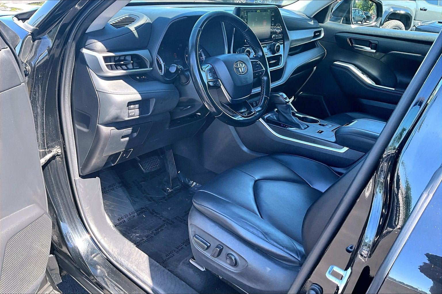 Used 2021 Toyota Highlander XLE AWD/4WD image 13