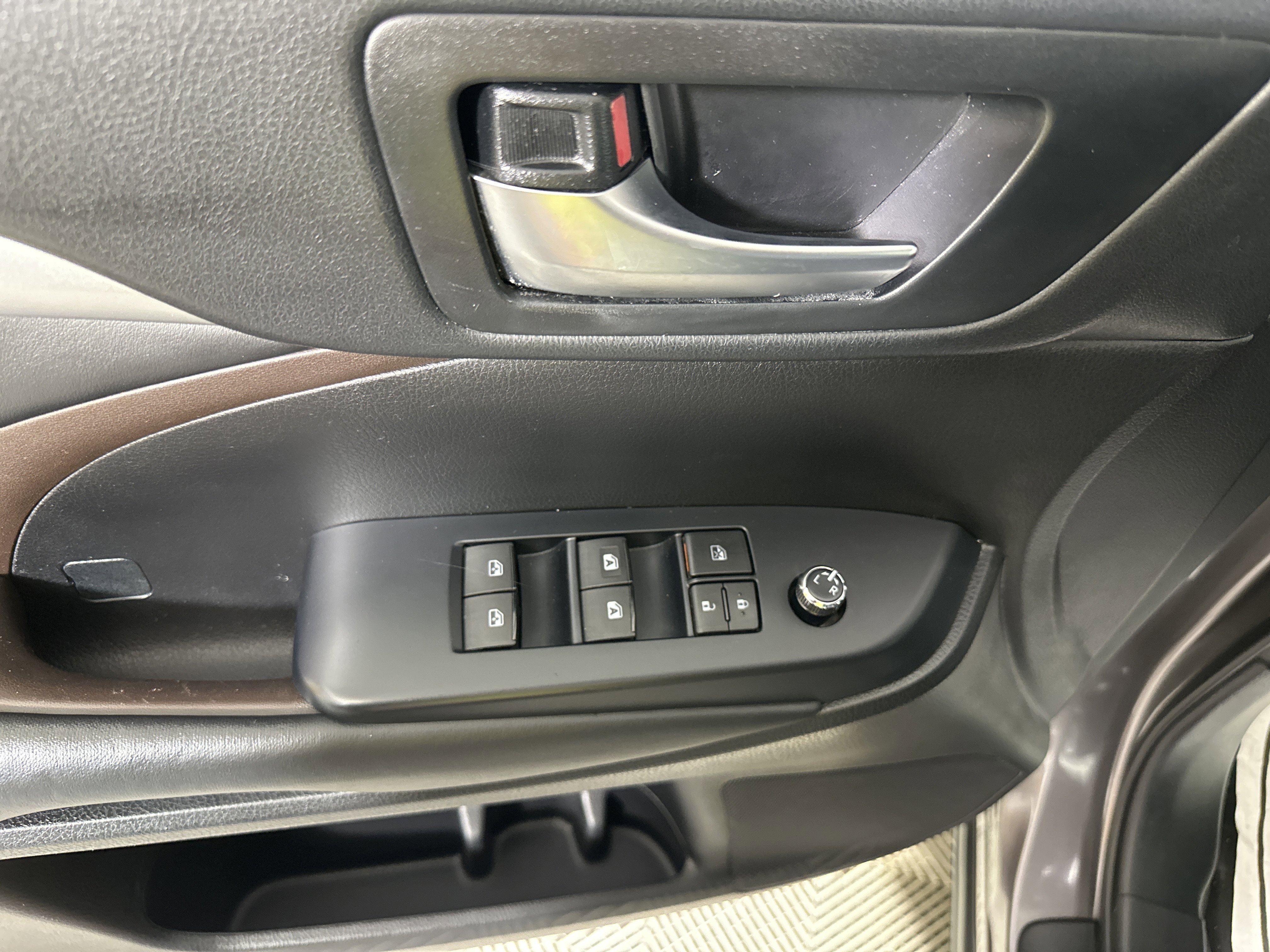 Used 2019 Toyota Highlander AWD V6 image 11