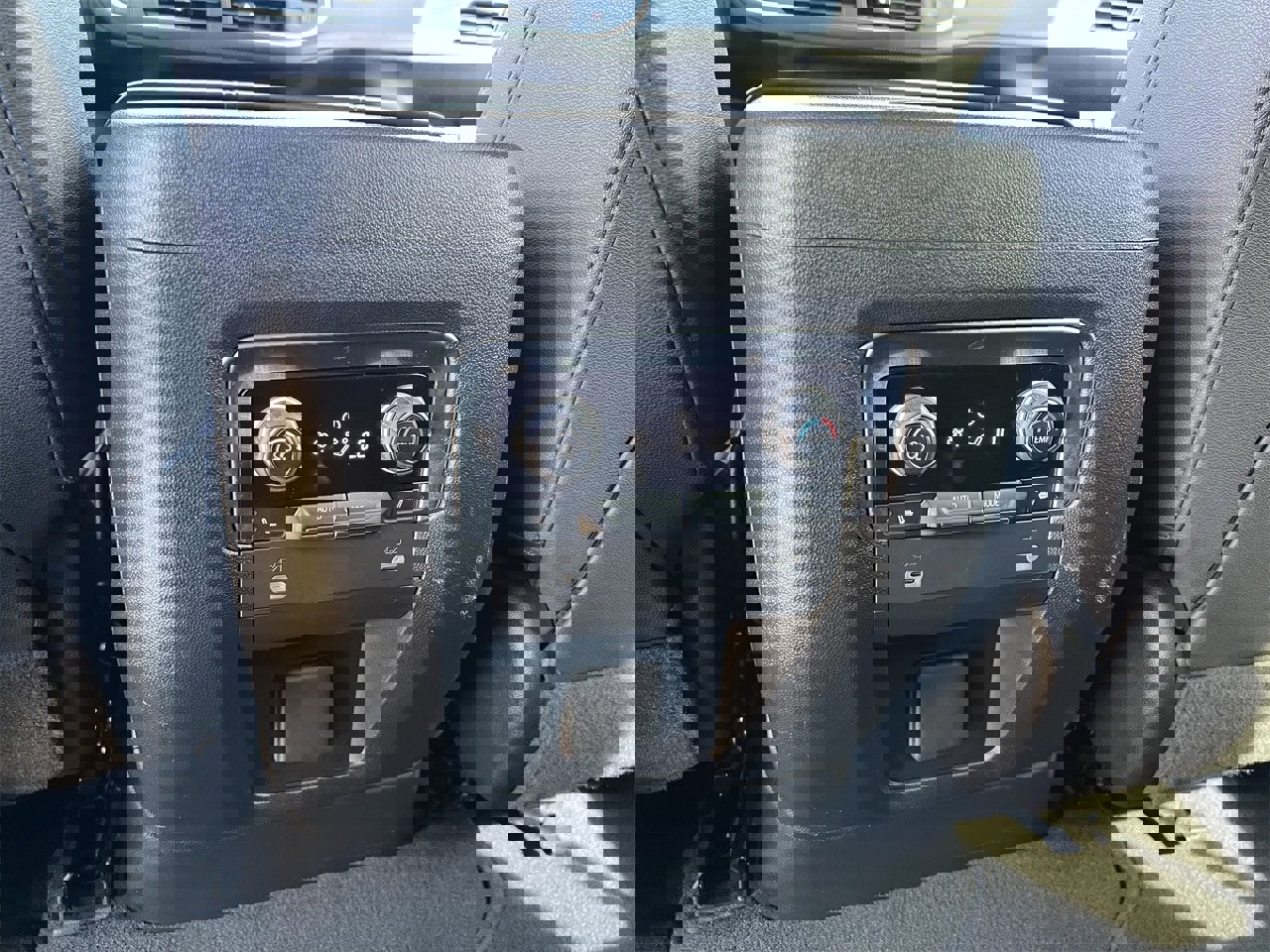 Used 2024 Chevrolet Suburban Z71 w/ Luxury Package image 25