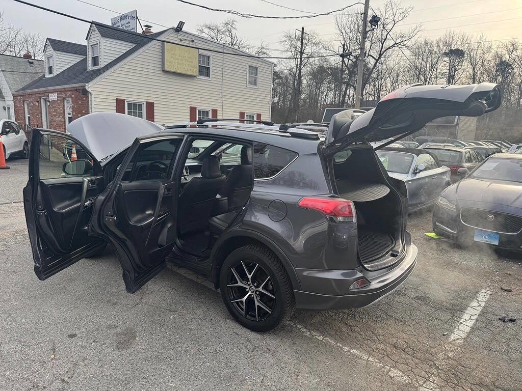 Used 2018 Toyota RAV4 SE image 10