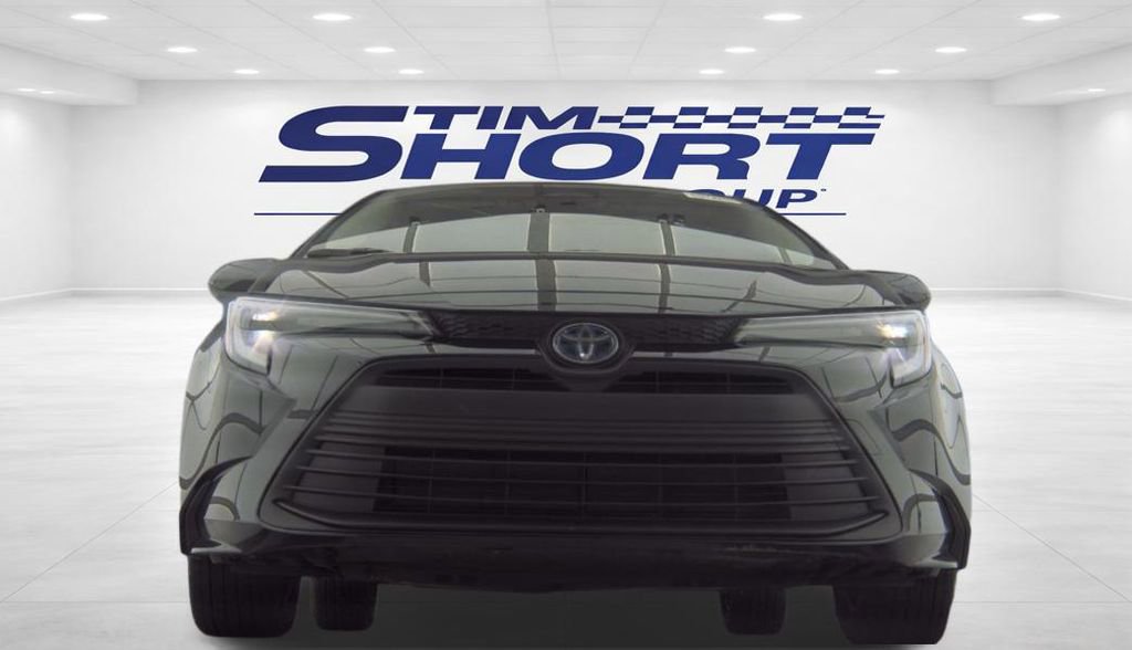 Used 2025 Toyota Corolla LE image 3
