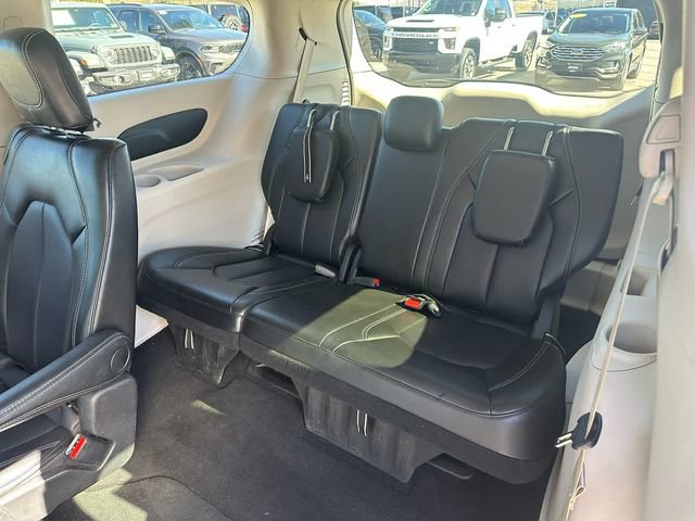 Used 2024 Chrysler Pacifica Touring-L FWD image 11