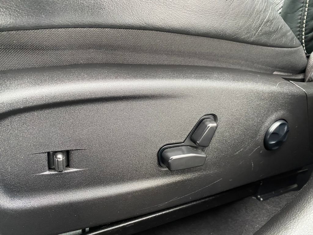 Used 2023 Chrysler 300 C image 12