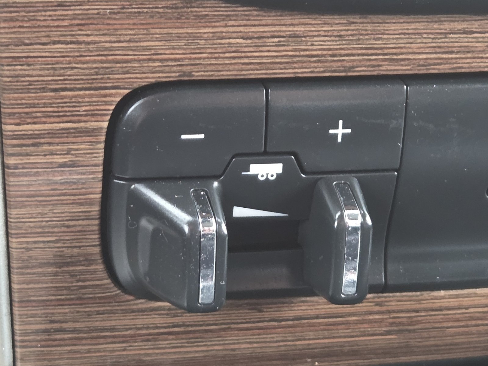Used 2015 RAM 2500 Laramie w/ Black Appearance Group AWD/4WD image 6