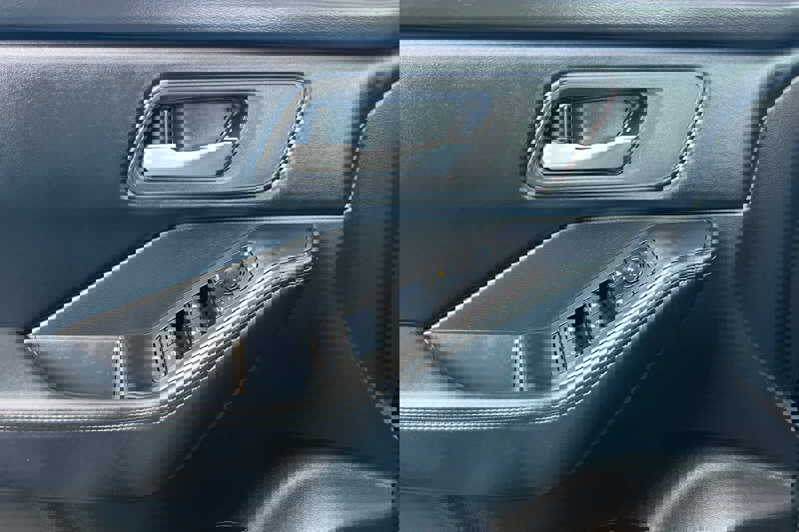 Certified 2025 Nissan Rogue SV image 13