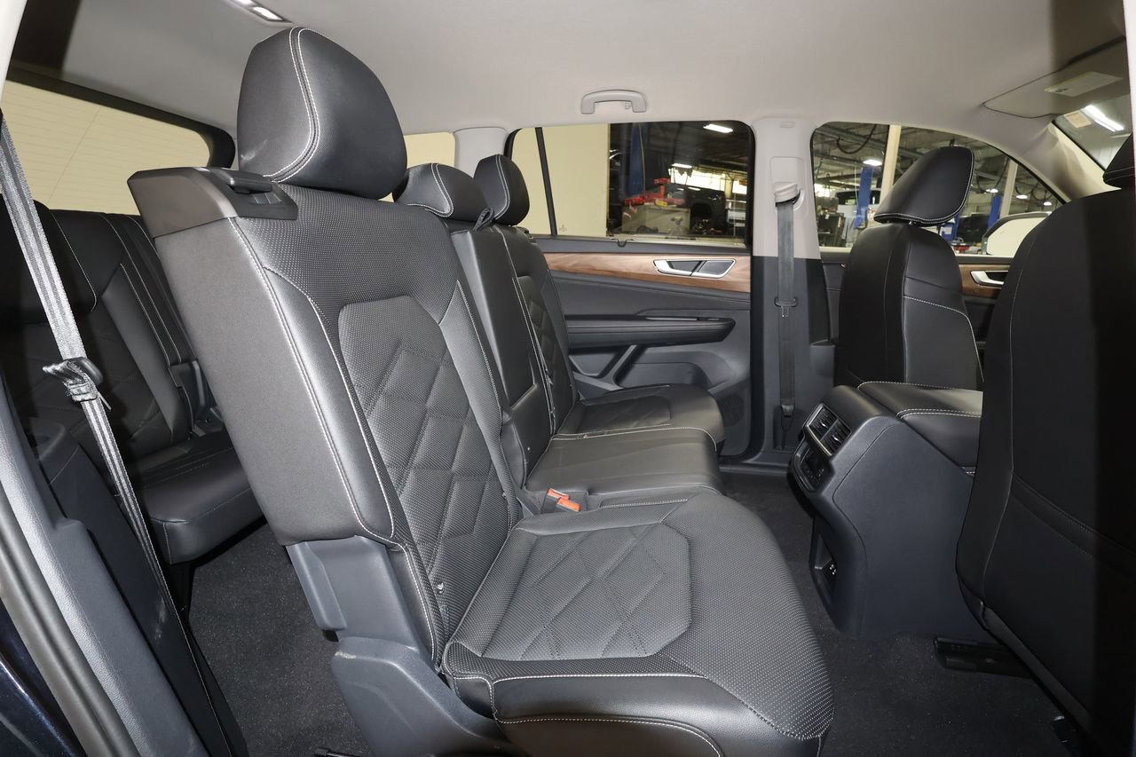 Used 2025 Volkswagen Atlas SE image 24