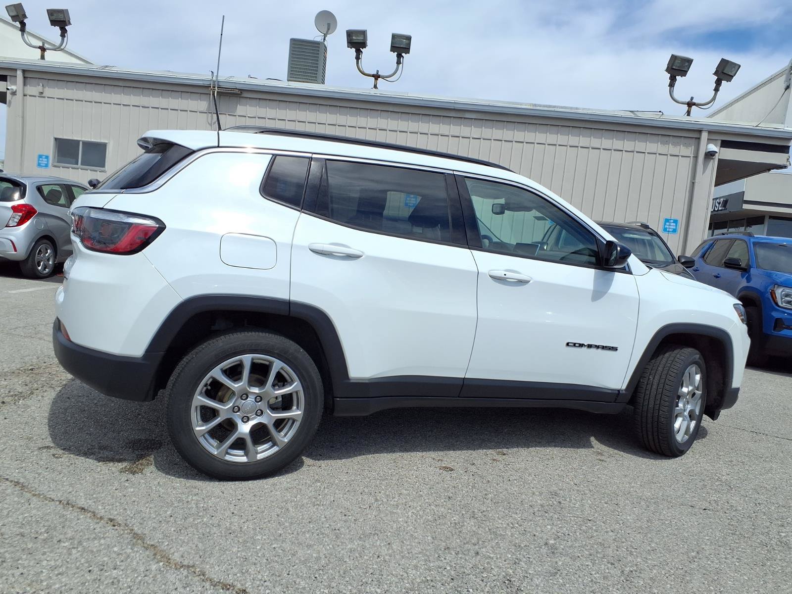 Used 2022 Jeep Compass Latitude AWD/4WD image 32