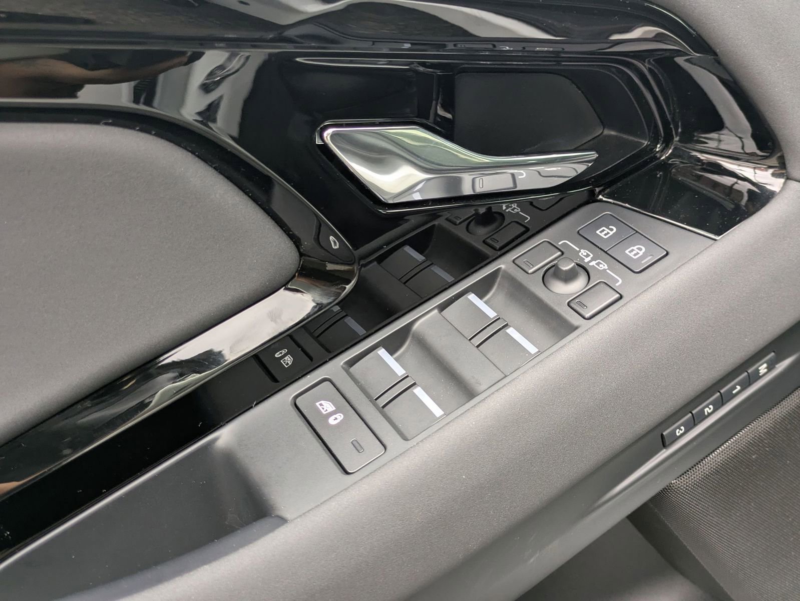 Used 2024 Land Rover Range Rover Evoque S image 12