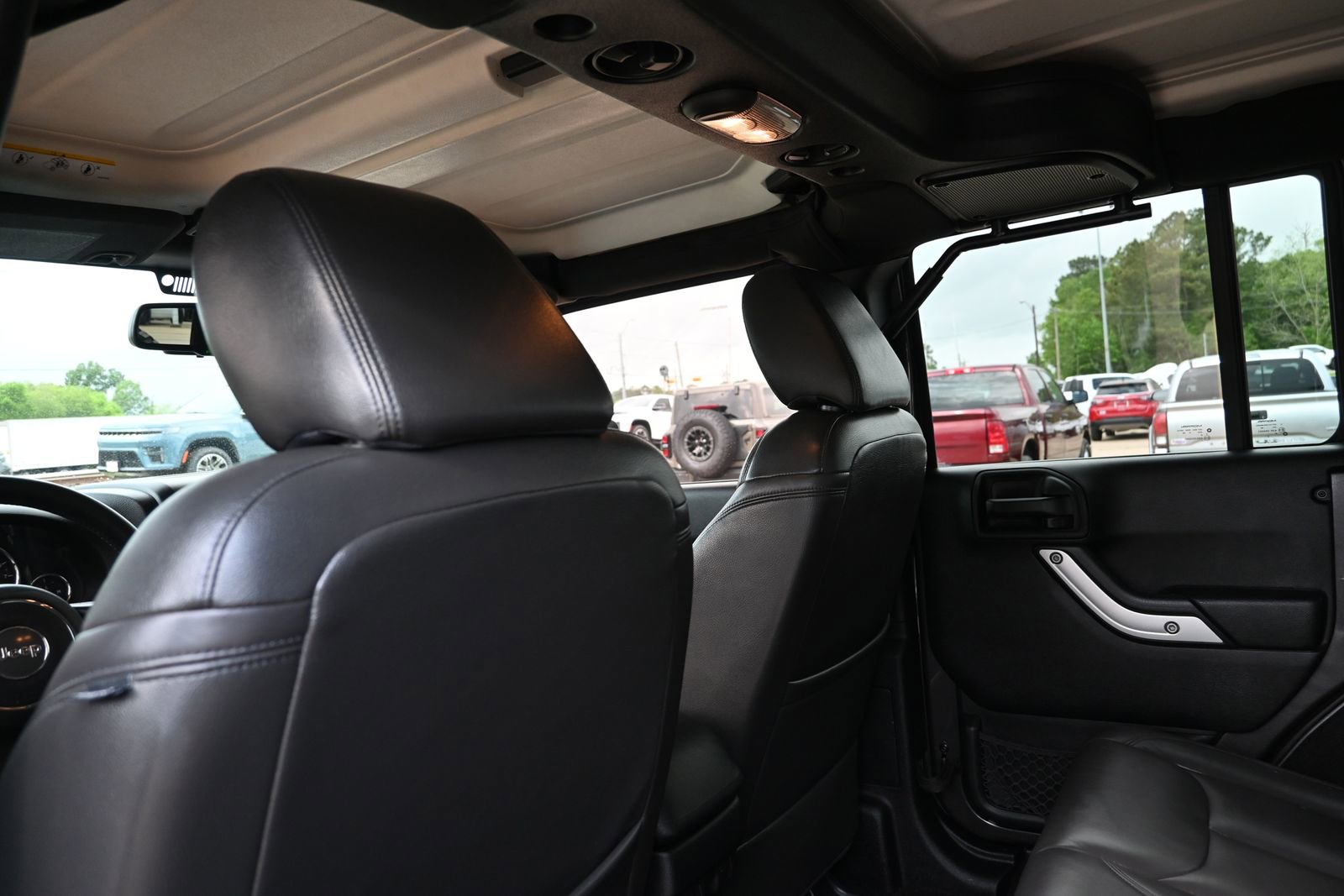 Used 2016 Jeep Wrangler Unlimited Sahara w/ Connectivity Group image 21