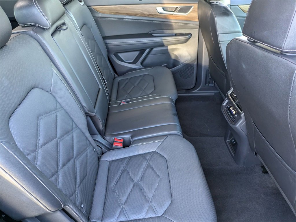 Used 2025 Volkswagen Atlas SE image 29