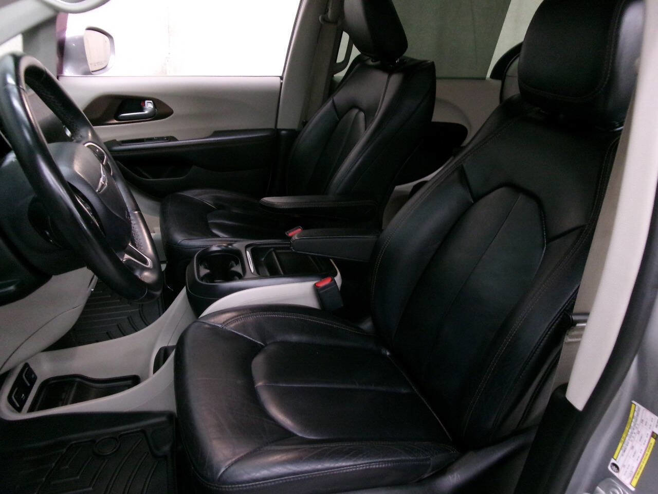 Used 2017 Chrysler Pacifica Touring-L image 15