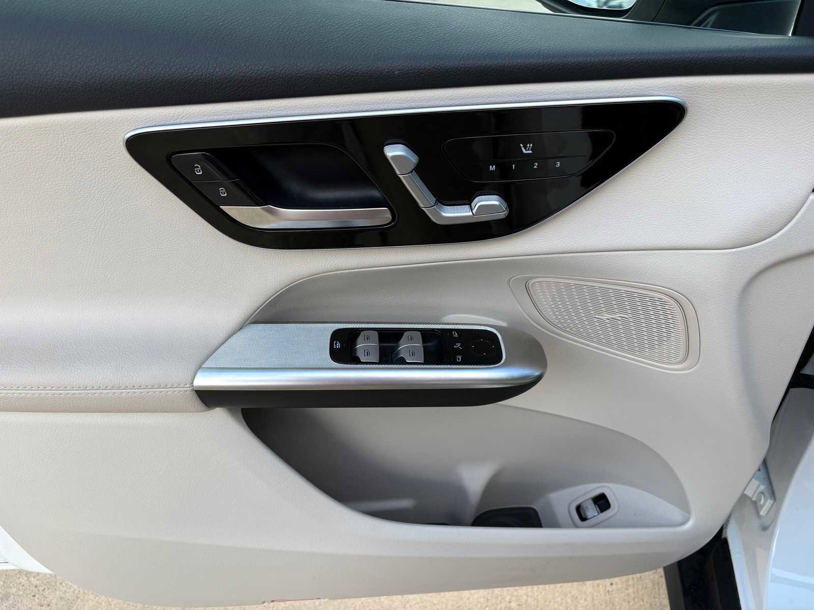 Used 2025 Mercedes-Benz GLC 300 4MATIC image 13