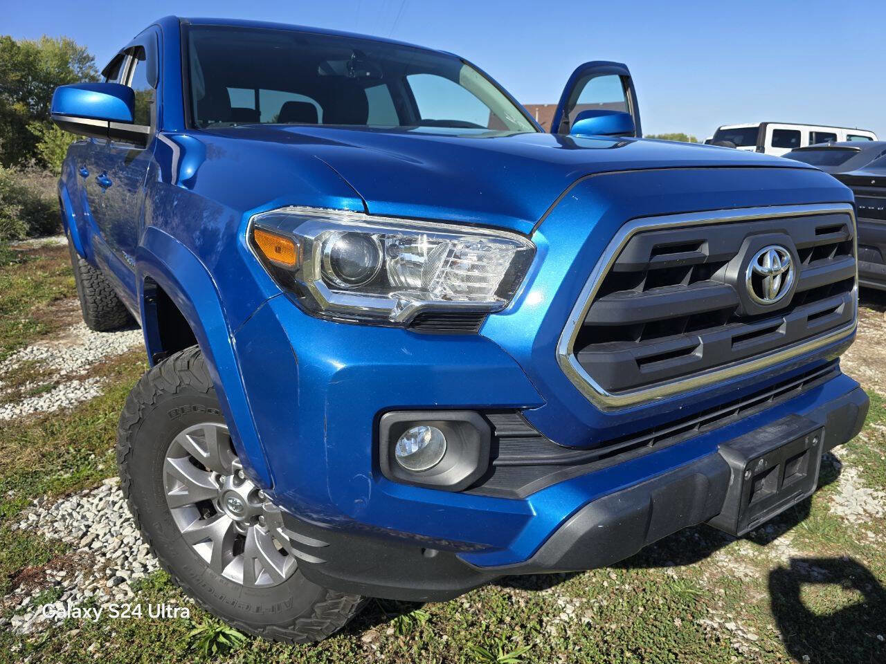 Used 2017 Toyota Tacoma TRD Sport image 2