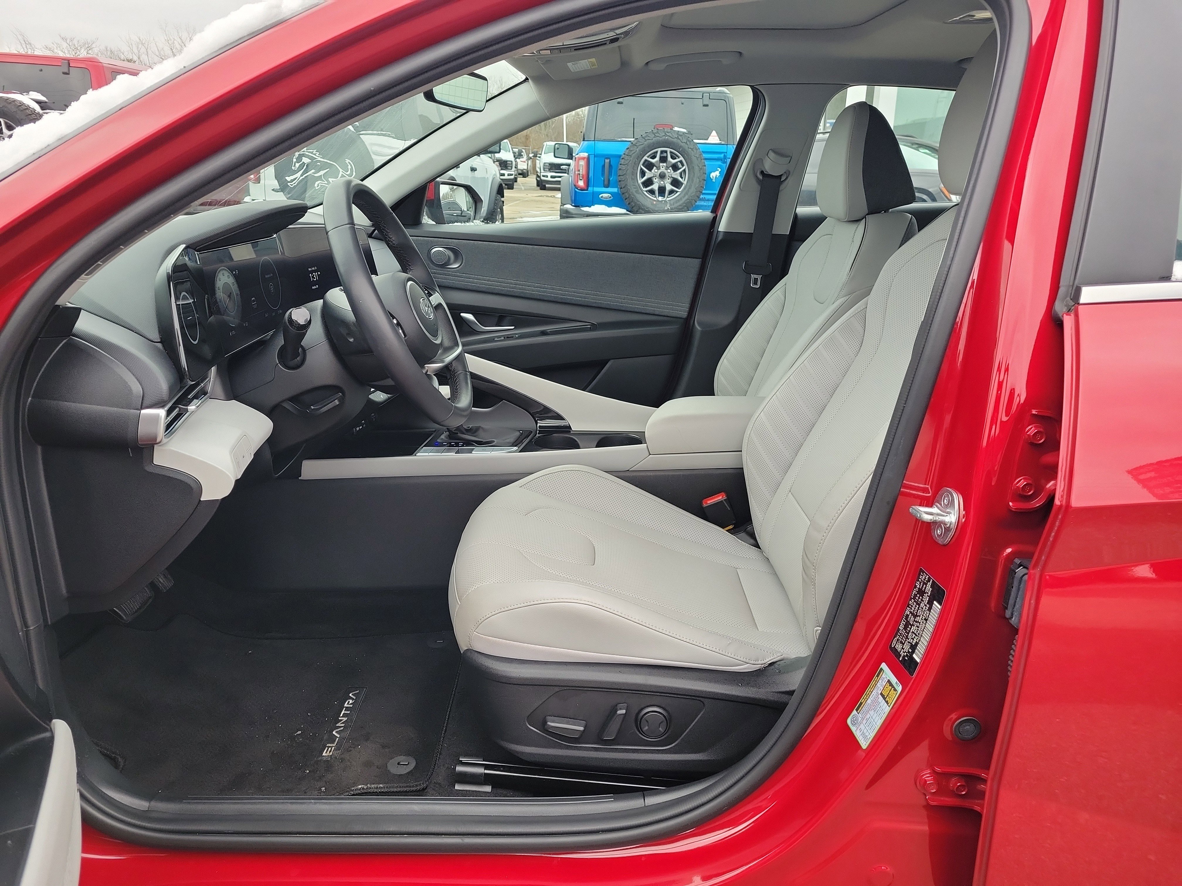 Used 2023 Hyundai Elantra Limited image 16