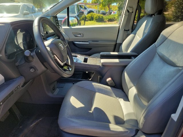 Used 2023 Toyota Sienna Limited FWD image 41