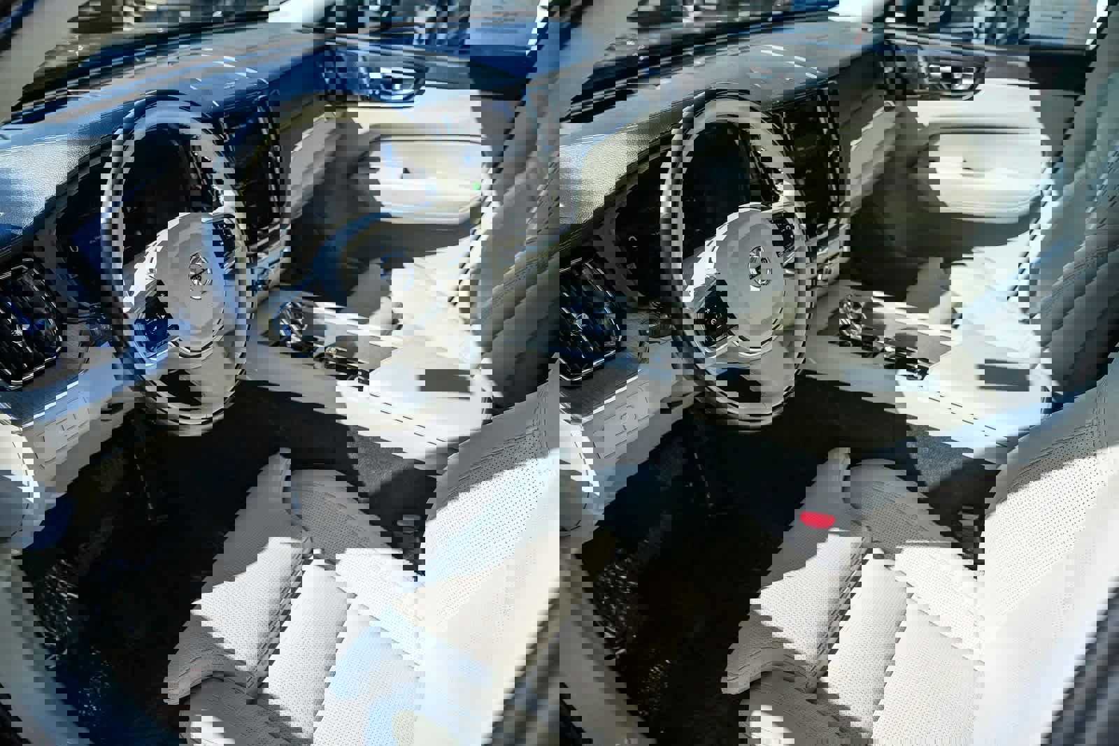 Used 2023 Volvo XC60 B5 Ultimate image 17