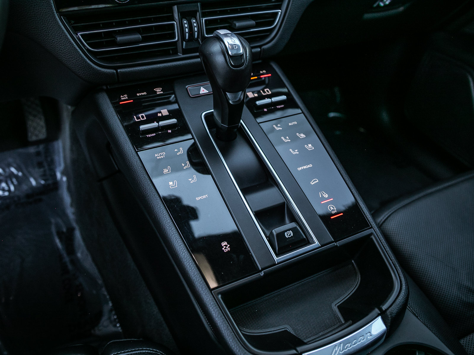 Certified 2023 Porsche Macan AWD/4WD image 18