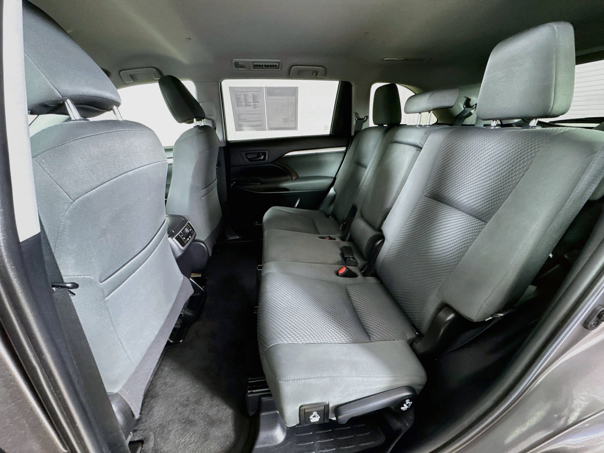 Used 2019 Toyota Highlander LE AWD/4WD image 22