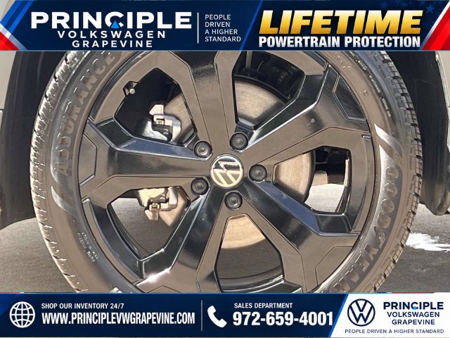 Used 2025 Volkswagen Taos SEL AWD/4WD image 3