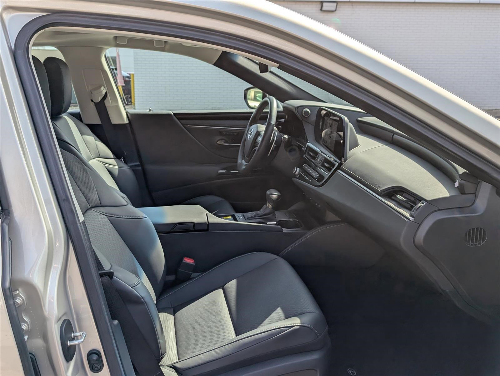 Certified 2025 Lexus ES 300h w/ Premium Package image 11