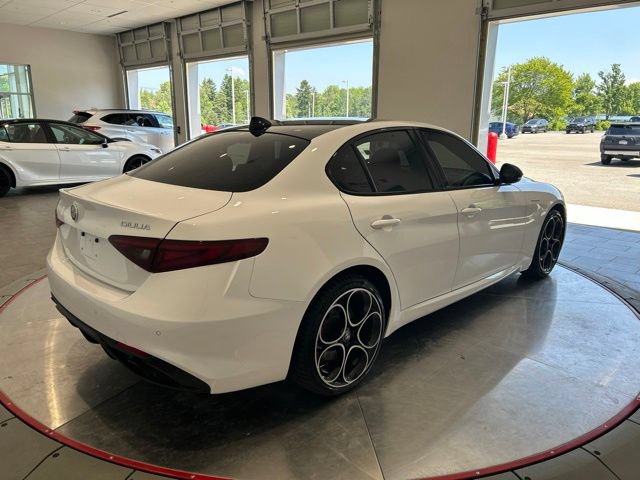 Used 2022 Alfa Romeo Giulia Veloce AWD/4WD image 7